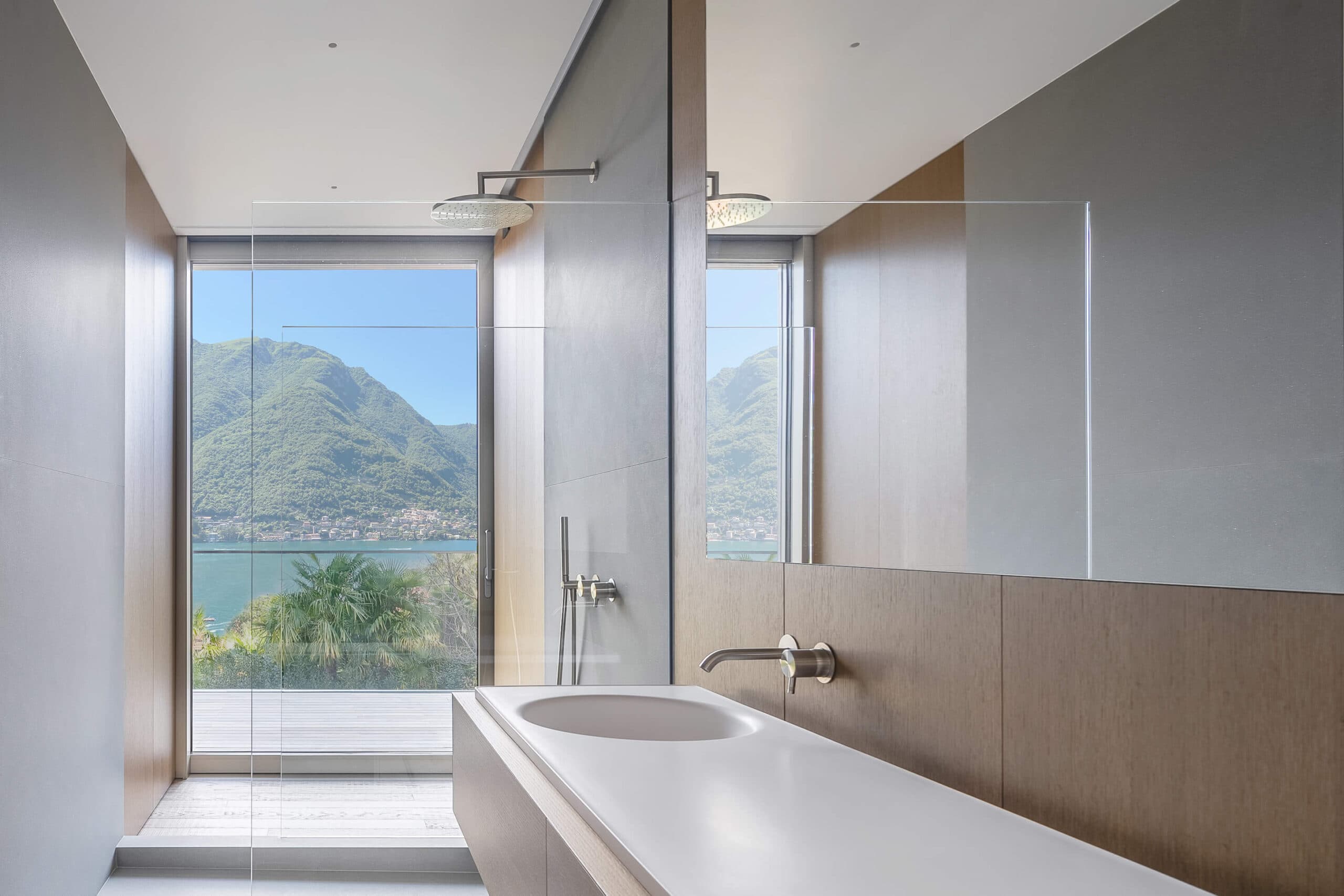 Ambiente con connessione visiva tra interno ed esterno