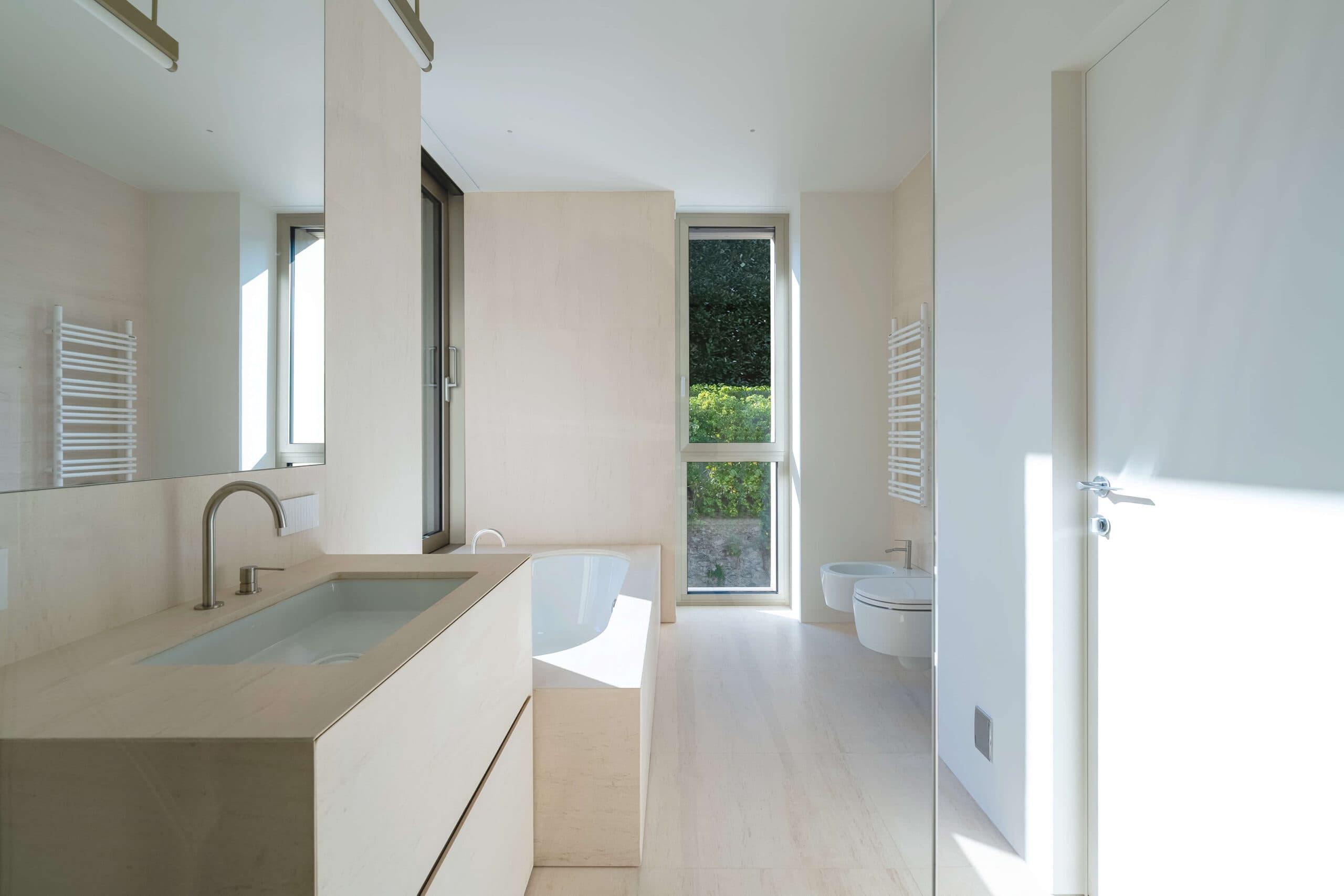Volume in rovere della zona ingresso
